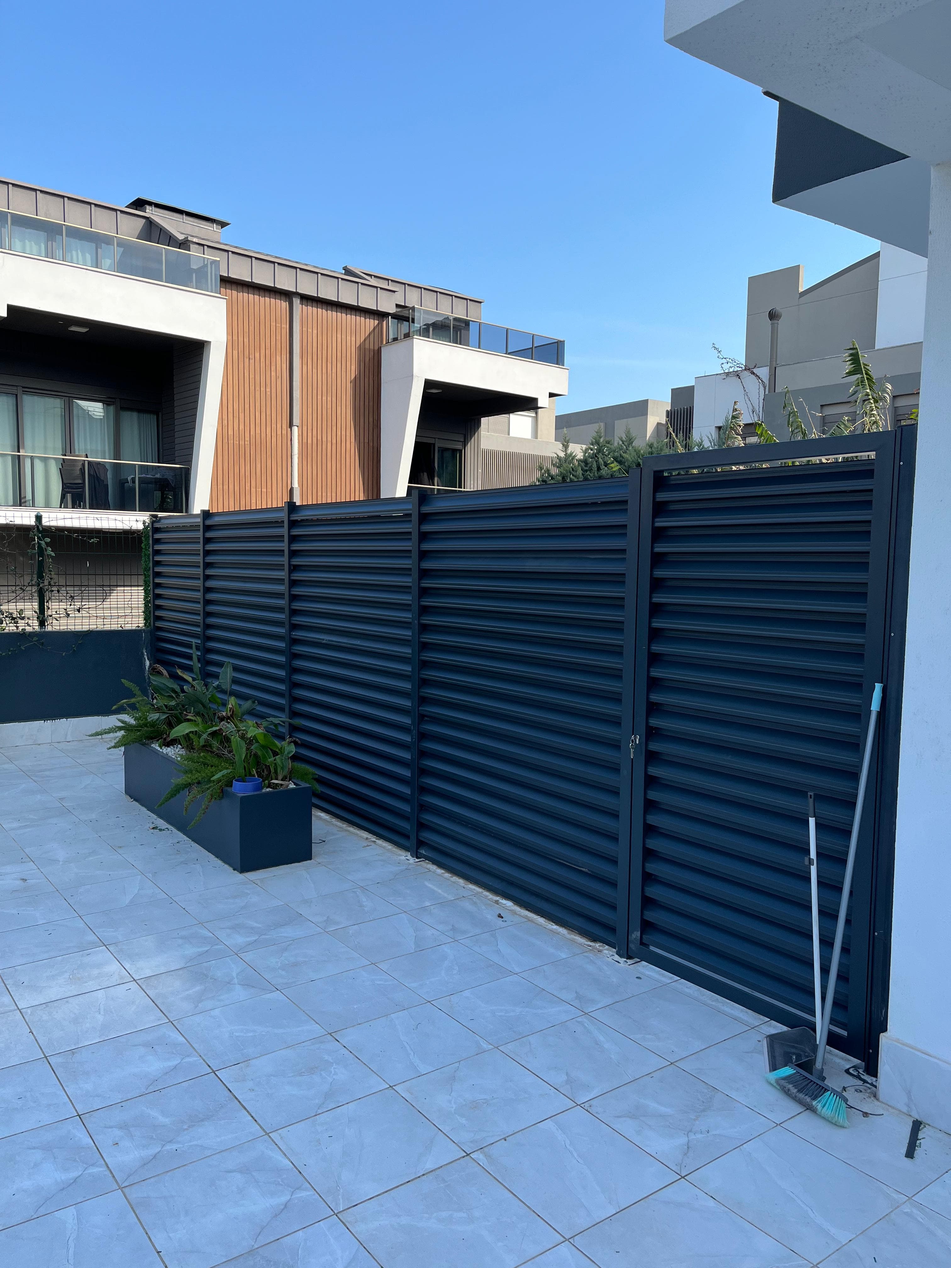Beton zemine panjur çit uygulaması